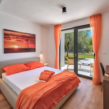Villa Solis-Modern Villa For A Romantic Retreat, Heated Pool Liznjan Exterior photo