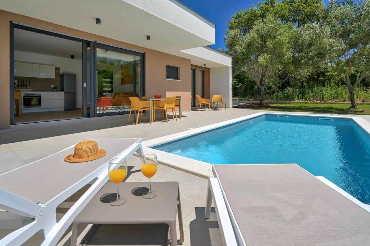 Villa Solis-Modern Villa For A Romantic Retreat, Heated Pool Liznjan Exterior photo