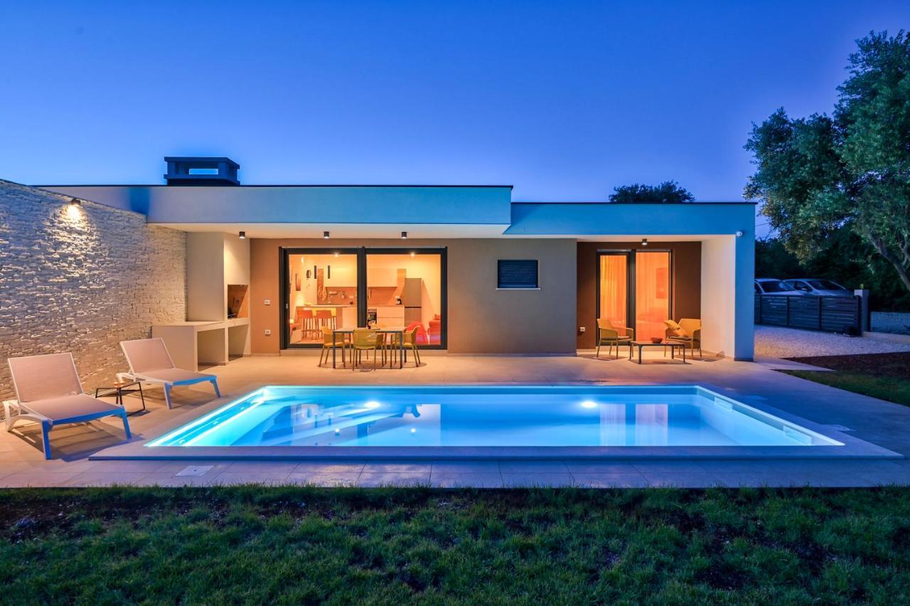 Villa Solis-Modern Villa For A Romantic Retreat, Heated Pool Liznjan Exterior photo