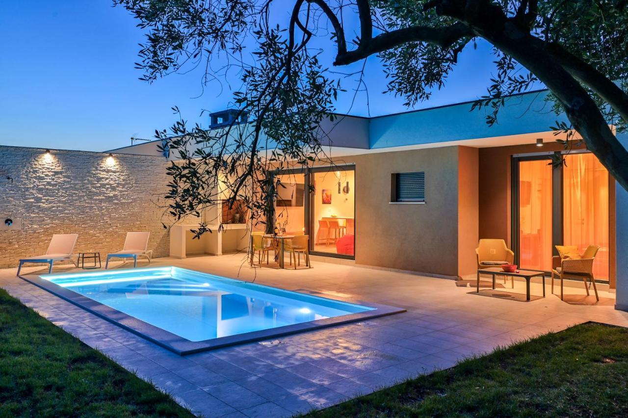Villa Solis-Modern Villa For A Romantic Retreat, Heated Pool Liznjan Exterior photo