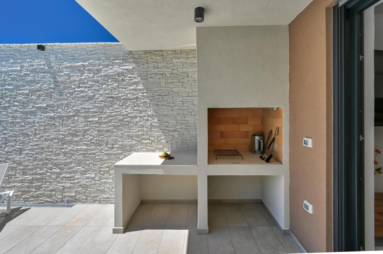 Villa Solis-Modern Villa For A Romantic Retreat, Heated Pool Liznjan Exterior photo