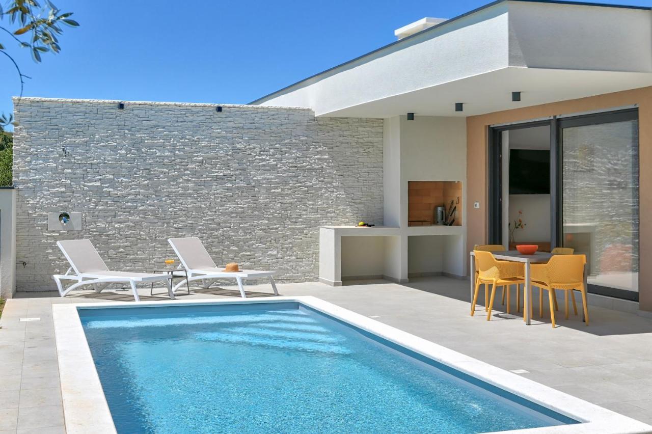 Villa Solis-Modern Villa For A Romantic Retreat, Heated Pool Liznjan Exterior photo