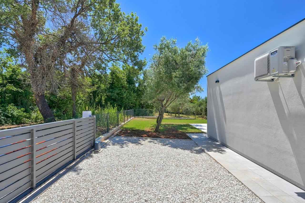 Villa Solis-Modern Villa For A Romantic Retreat, Heated Pool Liznjan Exterior photo