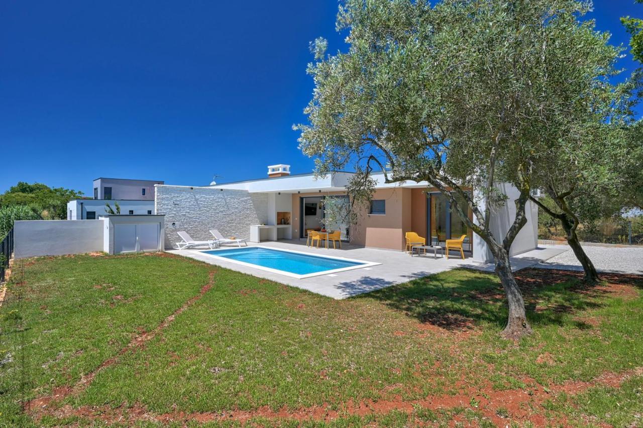 Villa Solis-Modern Villa For A Romantic Retreat, Heated Pool Liznjan Exterior photo