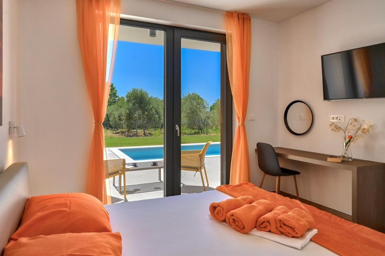 Villa Solis-Modern Villa For A Romantic Retreat, Heated Pool Liznjan Exterior photo